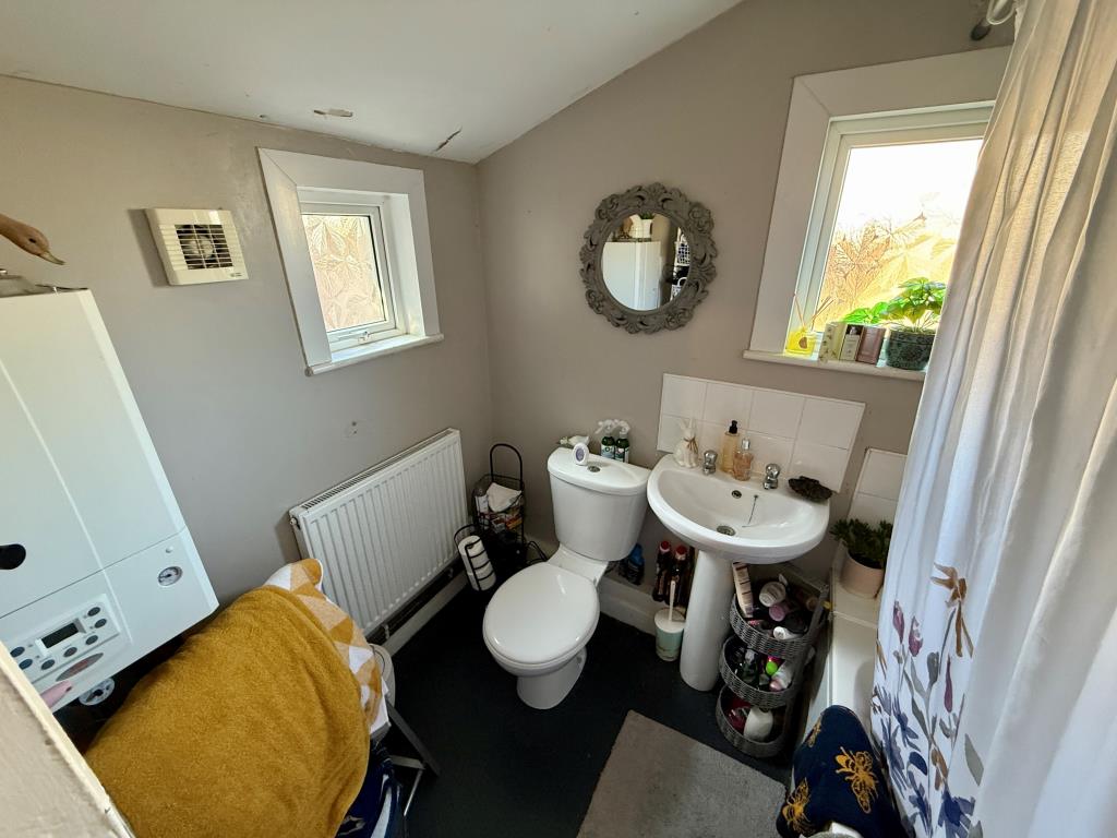 Lot: 89 - THREE-BEDROOM HOUSE FOR INVESTMENT - Bathroom with W.C.